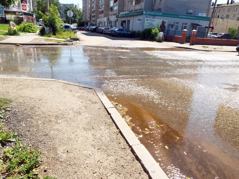 Вода из колодца топит перекресток Блюхера-Свободы