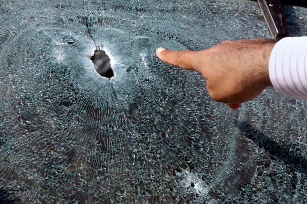 В Кирове водитель дорогой иномарки расстрелял машину с семьей