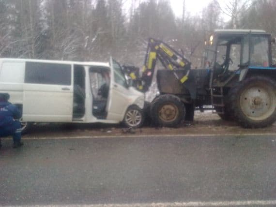 На трассе «Вятка» «Фольксваген» врезался в трактор: двое погибших