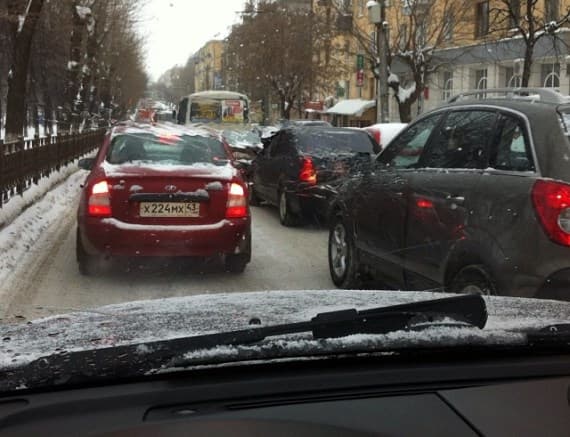 На Октябрьском проспекте образовалась пробка из-за аварии