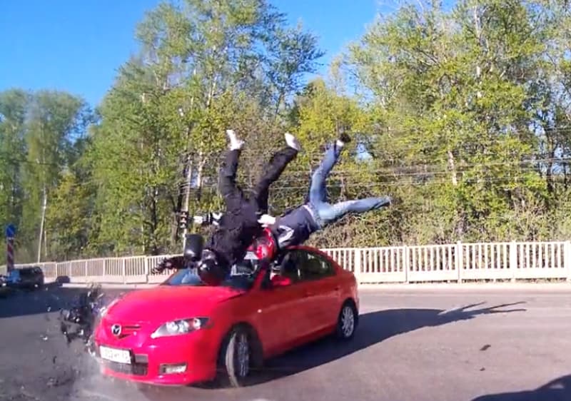 Авария на Производственной: мотоцикл влетел в «Мазду»