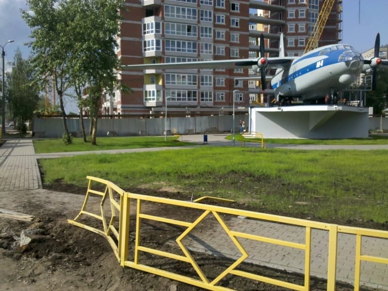 Неизвестный водитель снес ограждение у самолета на Филейке 