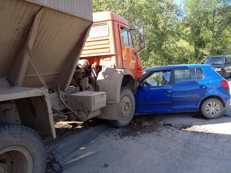 На чепецкой трассе «Шкода» залетела под КамАЗ