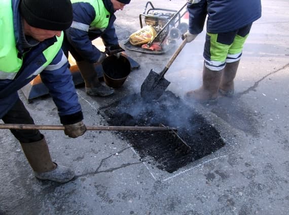 Вниманию автовладельцев! 2 апреля возьмутся за ямочный ремонт на Московской и Воровского