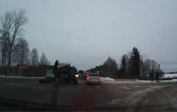 В ДТП на Победиловском тракте у трактора оторвало колесо