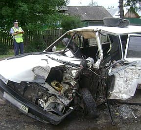 «Девятка» столкнулась с двумя КАМАЗами