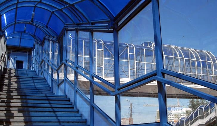 Надземный переход. Пешеходы игнорируют, автомобилисты злятся