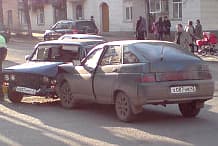 Два ВАЗа не смогли разъехаться на перекрестке