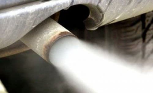 Водитель умер в собственной машине от удушья