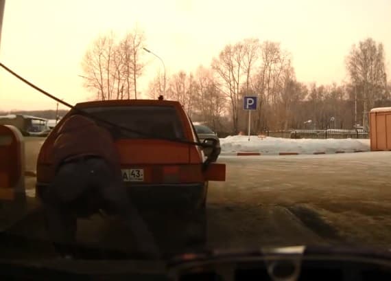 Кировский водитель прославился, передвинув машину на АЗС