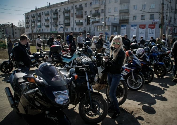 Мотоциклисты оккупировали перекресток в центре города