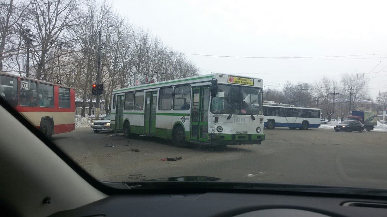 У мясокомбината УАЗ врезался в автобус