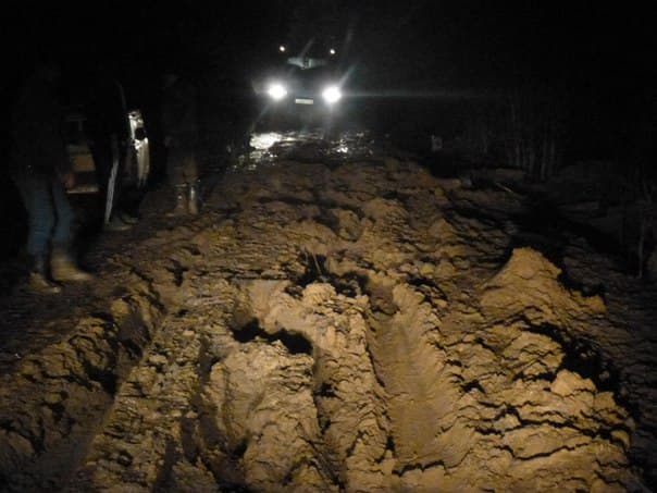 На дороге Опарино-Подосиновец застрял автобус и перевернулся трактор 