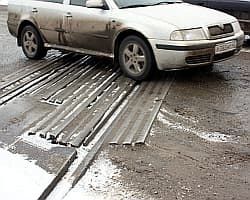 Дорожная западня на улице Лепсе: как не угодить в яму?