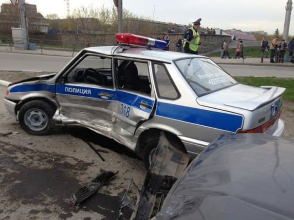 Пытаясь скрыться от ДПС, водитель ВАЗа протаранил 2 патрульных автомобиля