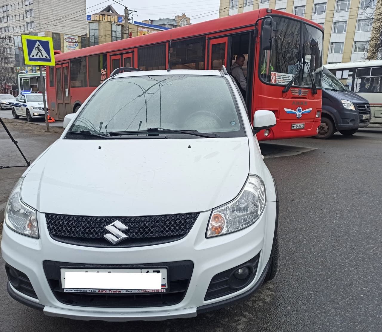 В Кирове в ДТП с автобусом женщина и ребенок получили травмы