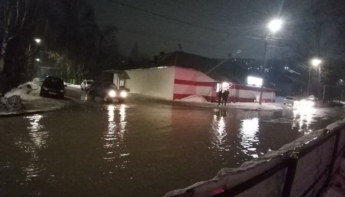Из Вересников вывезли снег, но теперь «под удар» попали пешеходы: вода будет копиться дальше