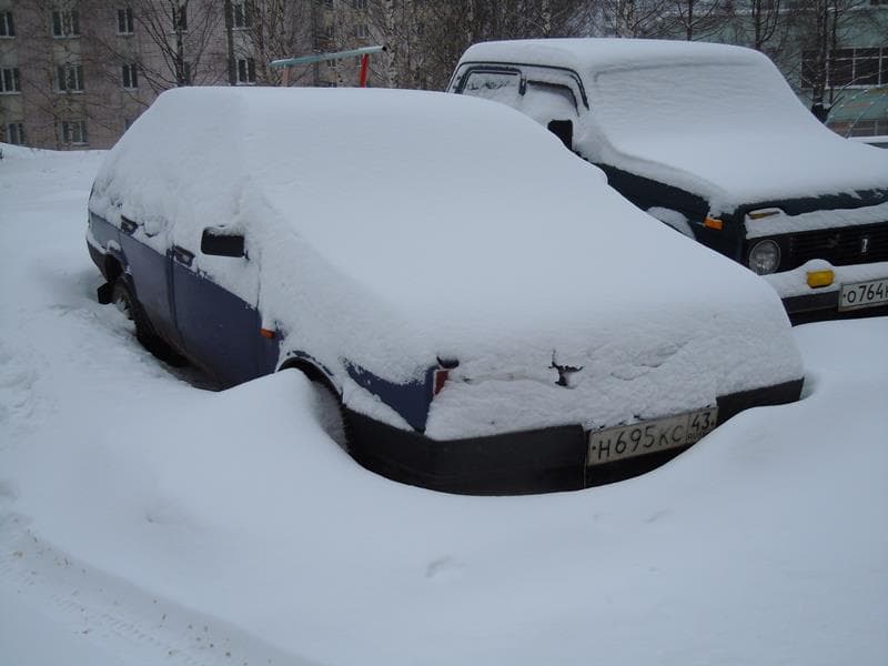 Проблему парковок во дворах усугубляют «подснежники»