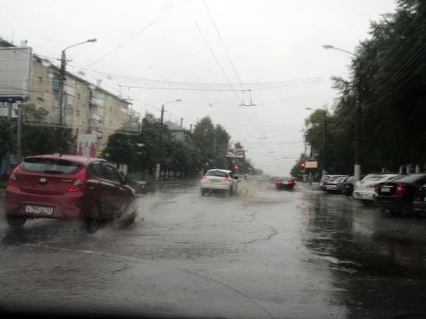 На Октябрьском проспекте сняли асфальт: машины проваливаются в ямы