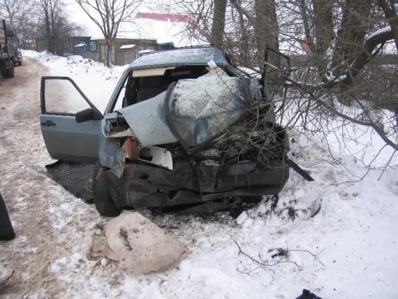 Водитель «девятки» врезался в КАМАЗ при обгоне