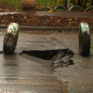 На улице Розы Люксембург провалился асфальт