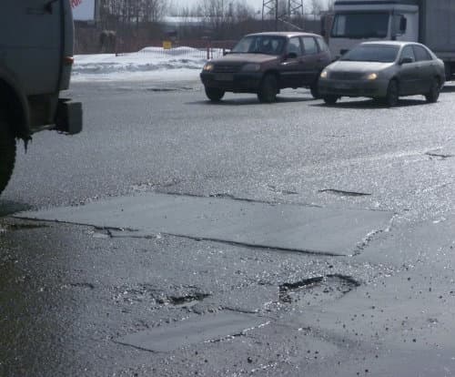 Ямочный ремонт: асфальт разрушается, но жалоб нет