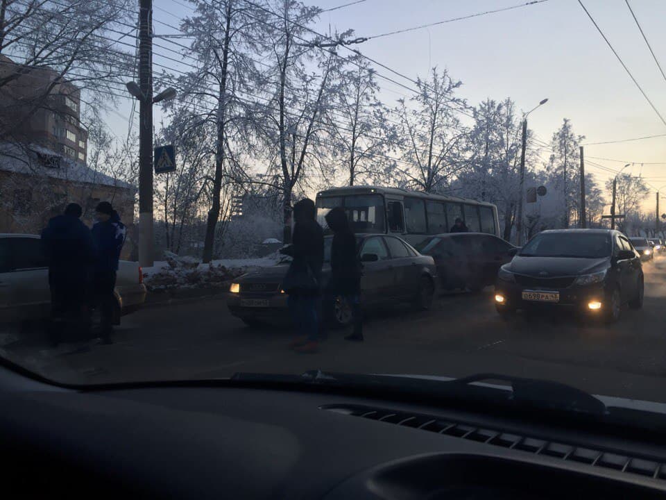 Из-за небольшой аварии утром водители на Ломоносова встали в пробку