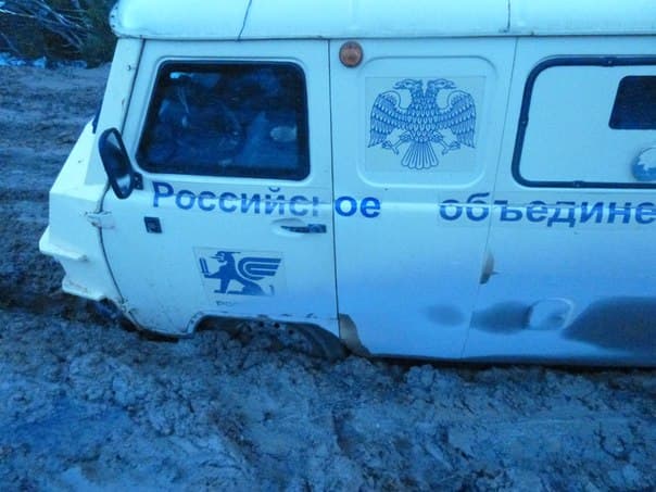 На дороге Опарино-Подосиновец застрял автобус и перевернулся трактор 