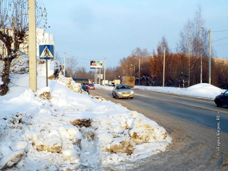 Пешеходные переходы Кирова не безопасны. Снежные горы и узкие тропы