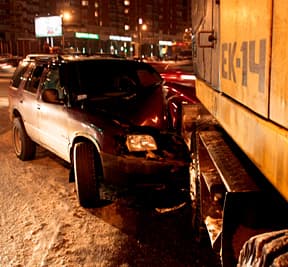 Водитель джипа решил «пободаться» с экскаватором