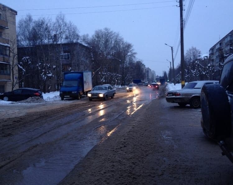Утечка воды на Некрасова. Автомобили «вплавь» пересекают улицу