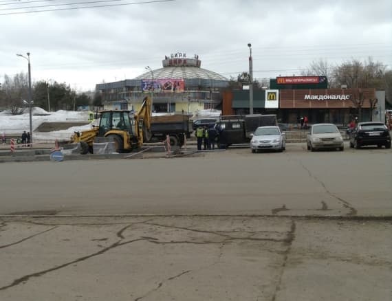 У Цирка устанавливают бордюры