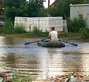 На резиновой лодке вплавь по дорогам
