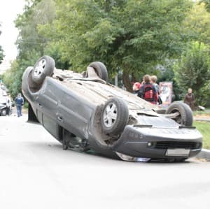 Автомобиль «Рено» проехал на крыше несколько метров