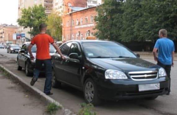 Водитель такси «Сатурн» высадил кировчанку на полпути из-за крестного хода