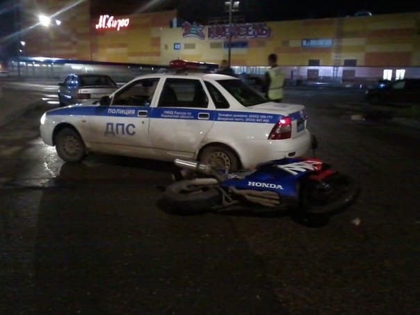 Полицейский автомобиль спровоцировал ДТП с мотоциклом у «Джем Молла»