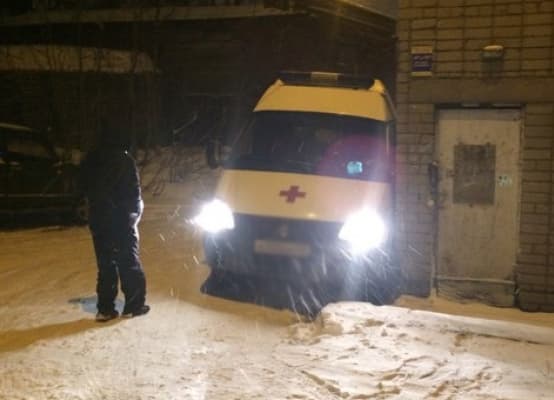 Из-за гололеда на Верхосунской, 21 «скорая» врезалась в дом