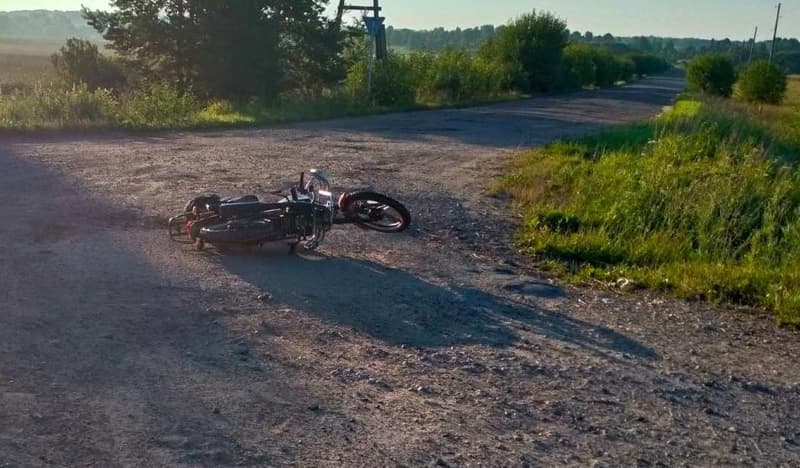 В Кировской области на трассе опрокинулся мопед: водитель погиб