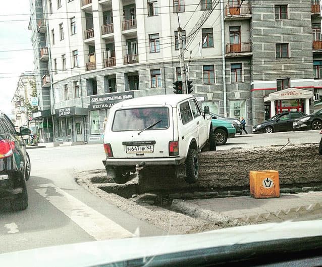 На перекрестке Ленина и Герцена «Нива» заехала на бордюр и застряла
