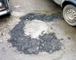 Вместо нового асфальта на дороге появились кочки