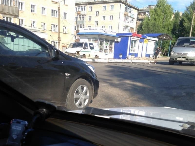 «Газель» заехала на остановку и снесла столб