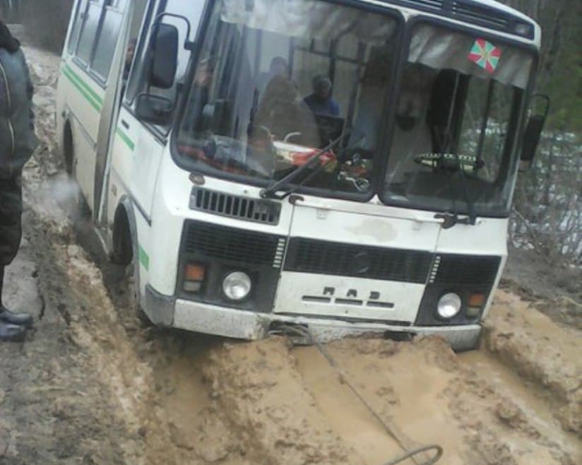 На дороге Опарино-Подосиновец застрял автобус и перевернулся трактор 
