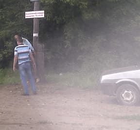 Полицейские приковали неадекватного водителя к столбу