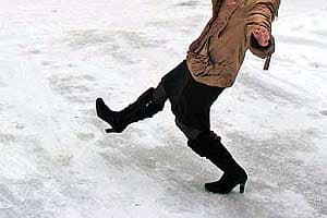 Скользкие дороги: 7 человек попало в «травму», песко-соляная смесь не действует...