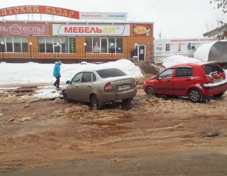 Прорыв трубы на Пролетарской. Центральный рынок затоплен
