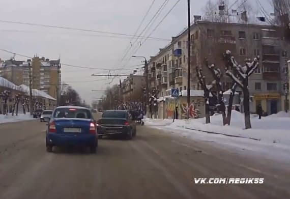 На Октябрьском проспекте два авто на сцепке чуть не сбили пешеходов