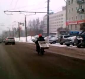 Верхом на мопеде по снежным дорогам города [видео]