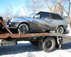 Водители отвозят свои автомобили в сервис на эвакуаторах