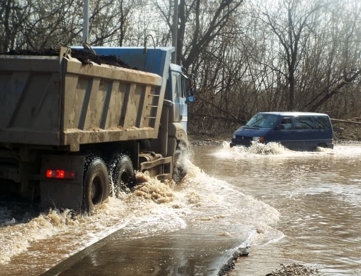 Вересники затопило, водители разворачиваются на полпути