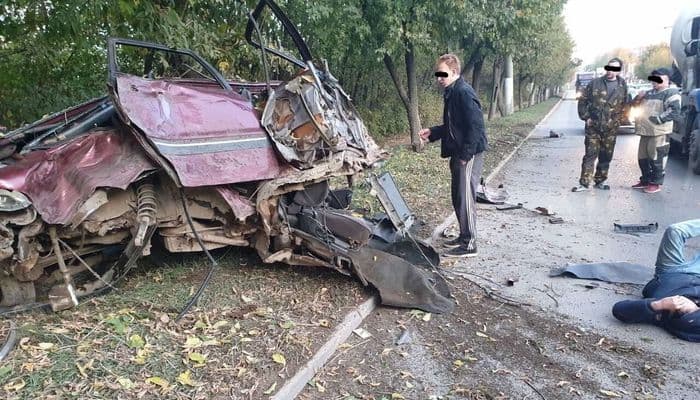 «Машину распластало у столба»: подробности жесткой аварии у авторынка  